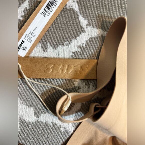 SKIMS NWT naked v plunge. Amazing intimates that feel like skin. Great gift NWT - Picture 3 of 5